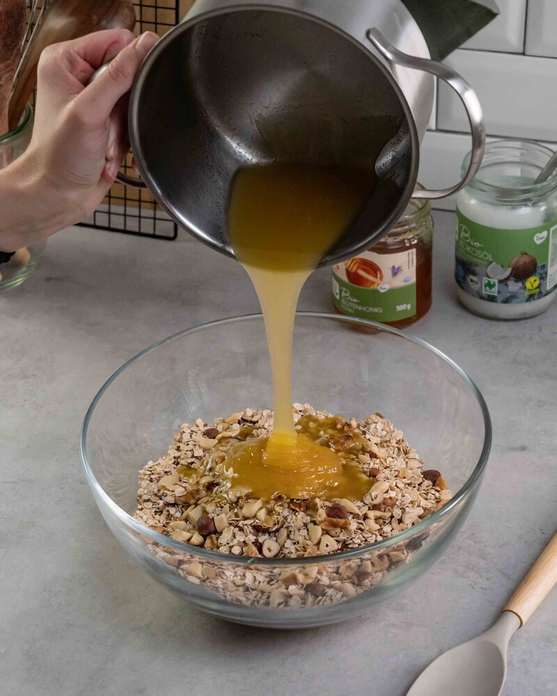 Das Bild zeigt das Hinzugeben von dem Honig.