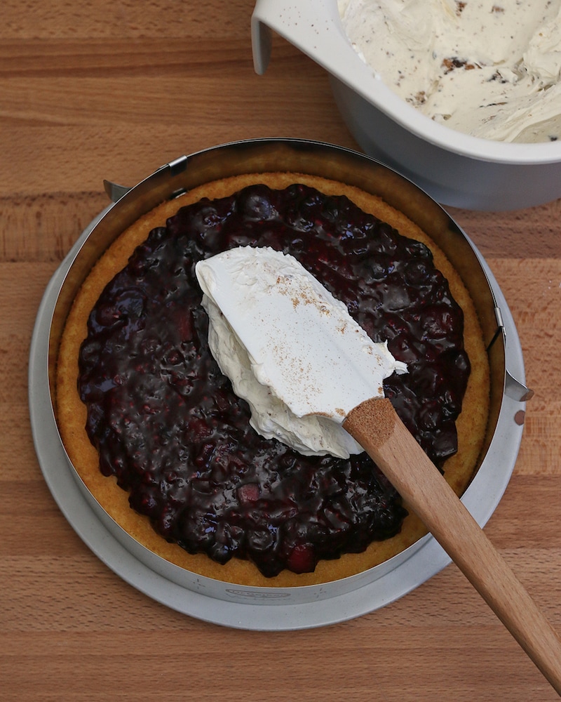 Auf diesem Bild siehst du wie die Mascarpone auf den Kuchen gegeben wird.