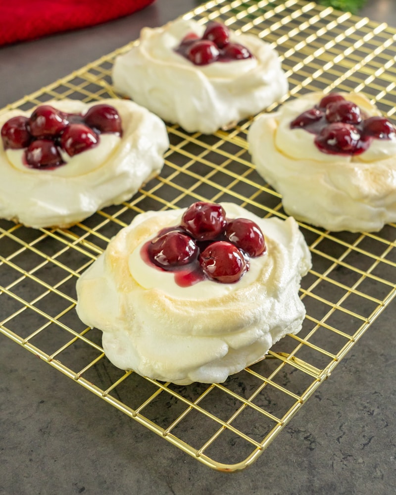 Dieses Bild zeigt die fertigen Mini-Pavlovas.