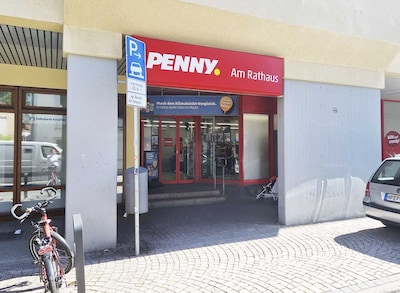 Sie sehen den Eingang vom Penny Markt in Heidelberg/Rohrbach, Rathausstr. 27