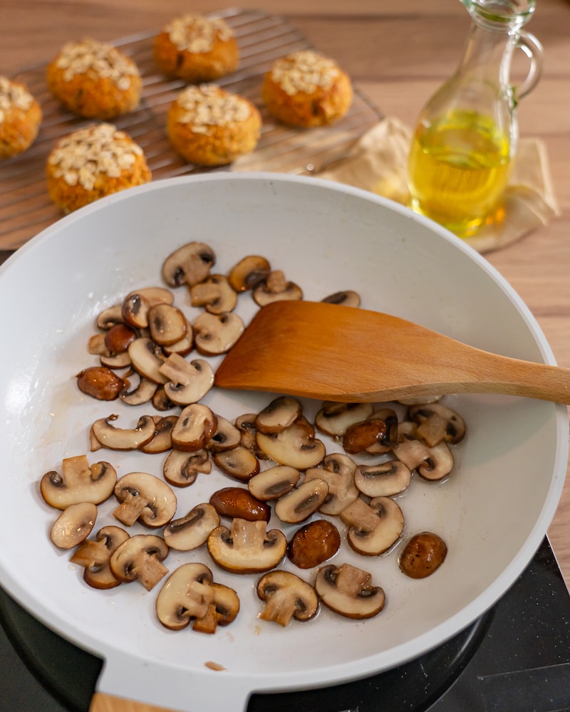 Dänische Aertensuppe mit gebratenen Pilzen und Haferbrötchen