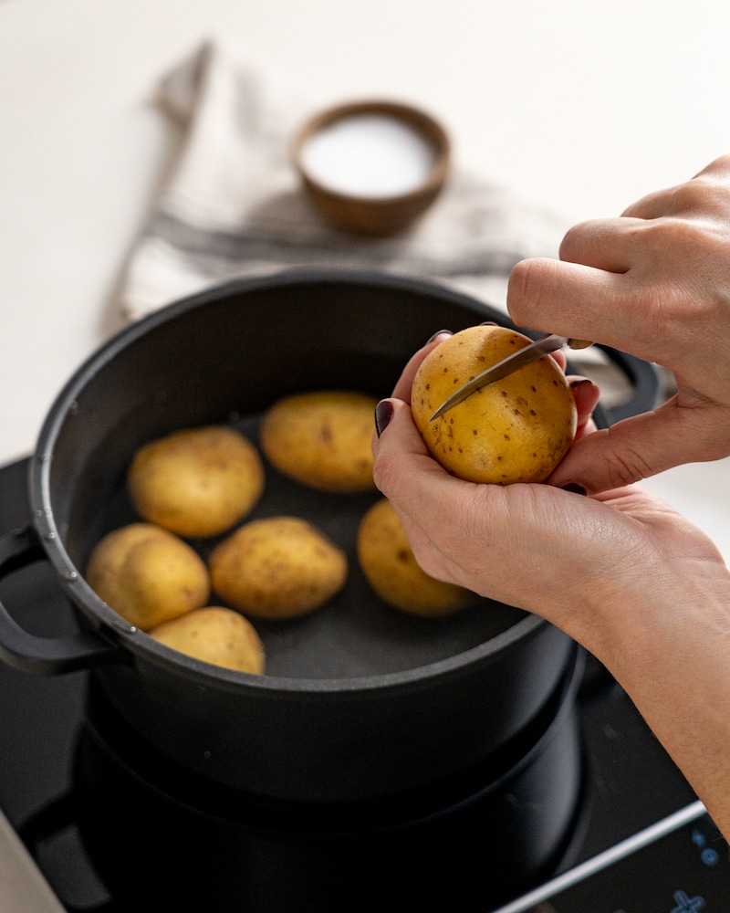 Auf diesem Bild siehst du wie Kartoffeln geschnitten werden.