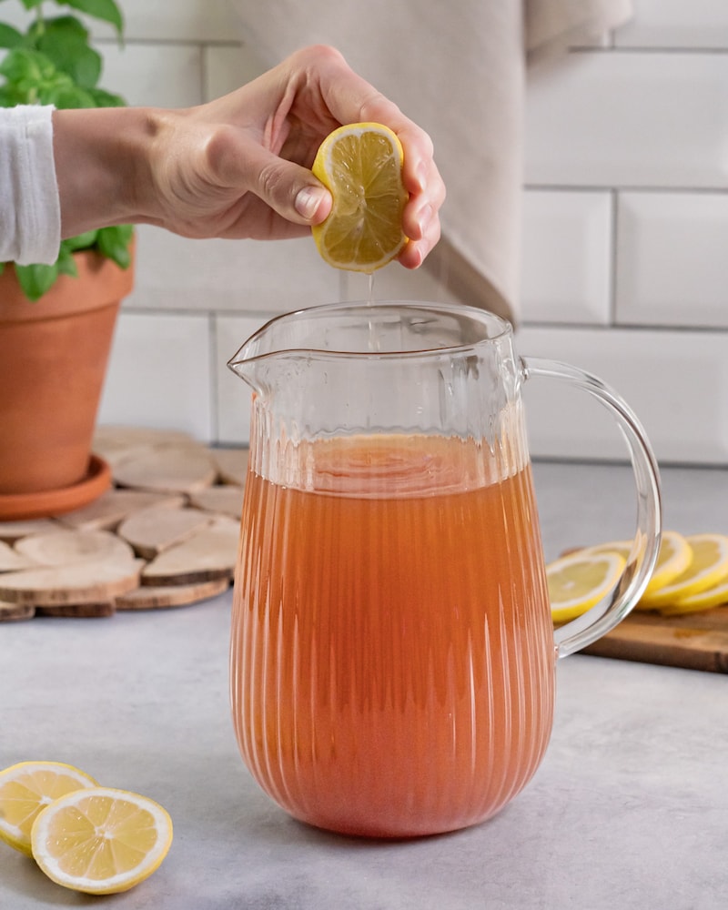 Das Bild zeigt das Zugeben von dem Zitronensaft.