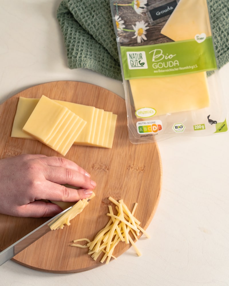 Auf diesem Bild siehst du wie Gouda geschnitten wird.