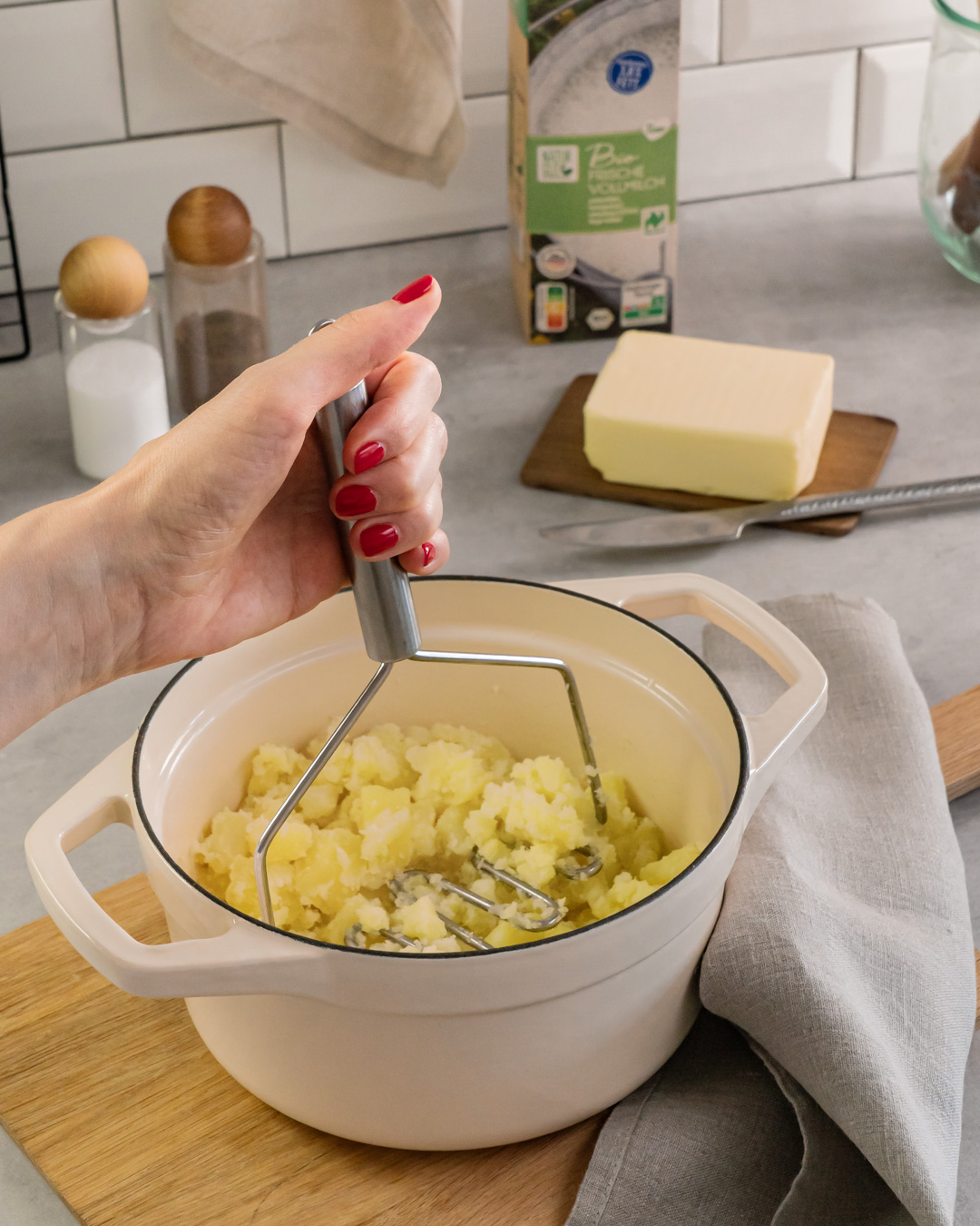 Dieses Bild zeigt wie das Kartoffelpüree gemacht wird.