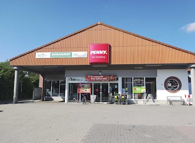 Sie sehen den Eingang vom Penny Markt in Teichwolframsdorf Am Steinberg 17A
