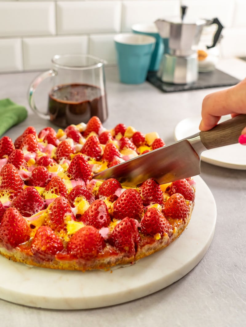 Dieses Bild zeigt wie der Kuchen geschnitten wird.