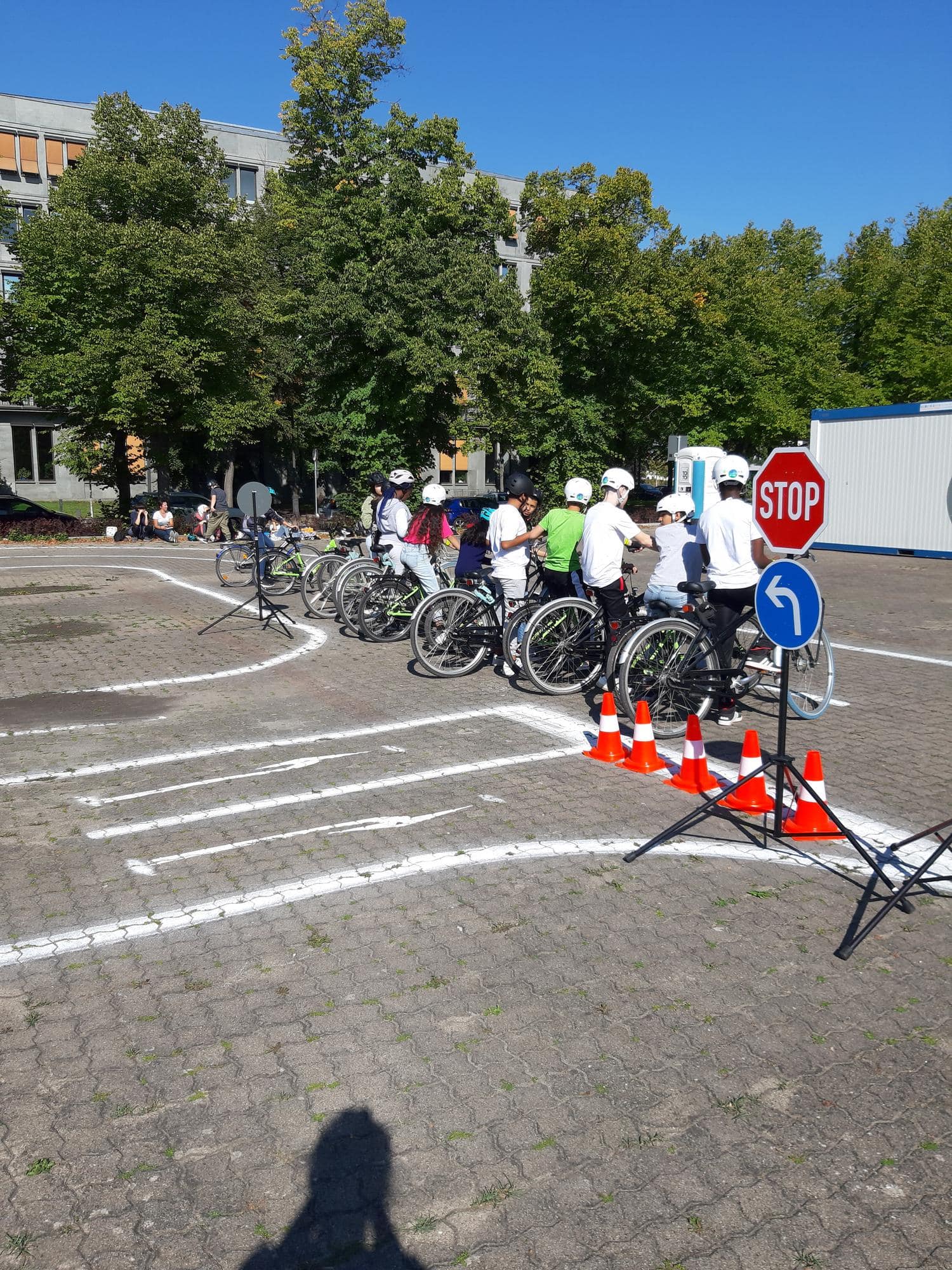 Kinder und Jugendliche bei einer Verkehrsuebung