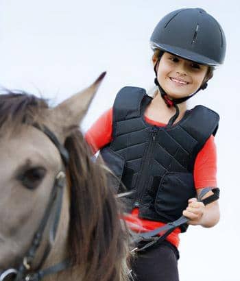 Ein Kind reitet auf einem Pferd