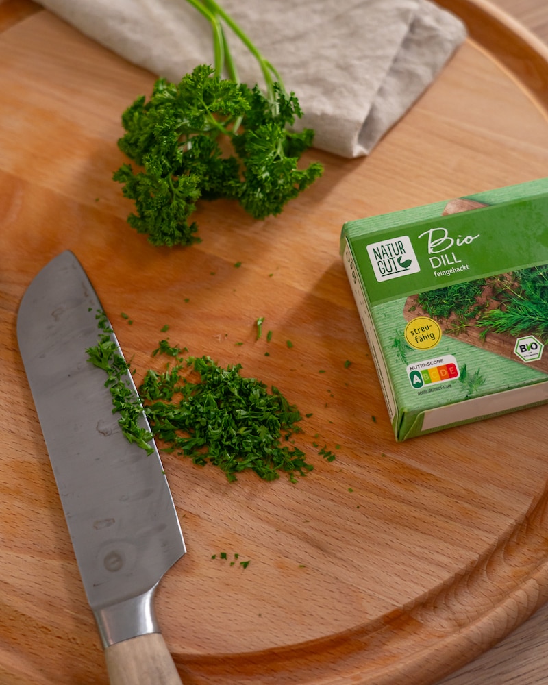 Schwedische Raggmunk mit Lachs und Kräuterschmand