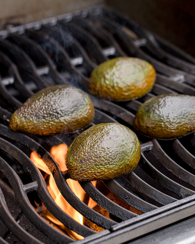 Dieses Bild zeigt wie die Avocados gegrillt werden.