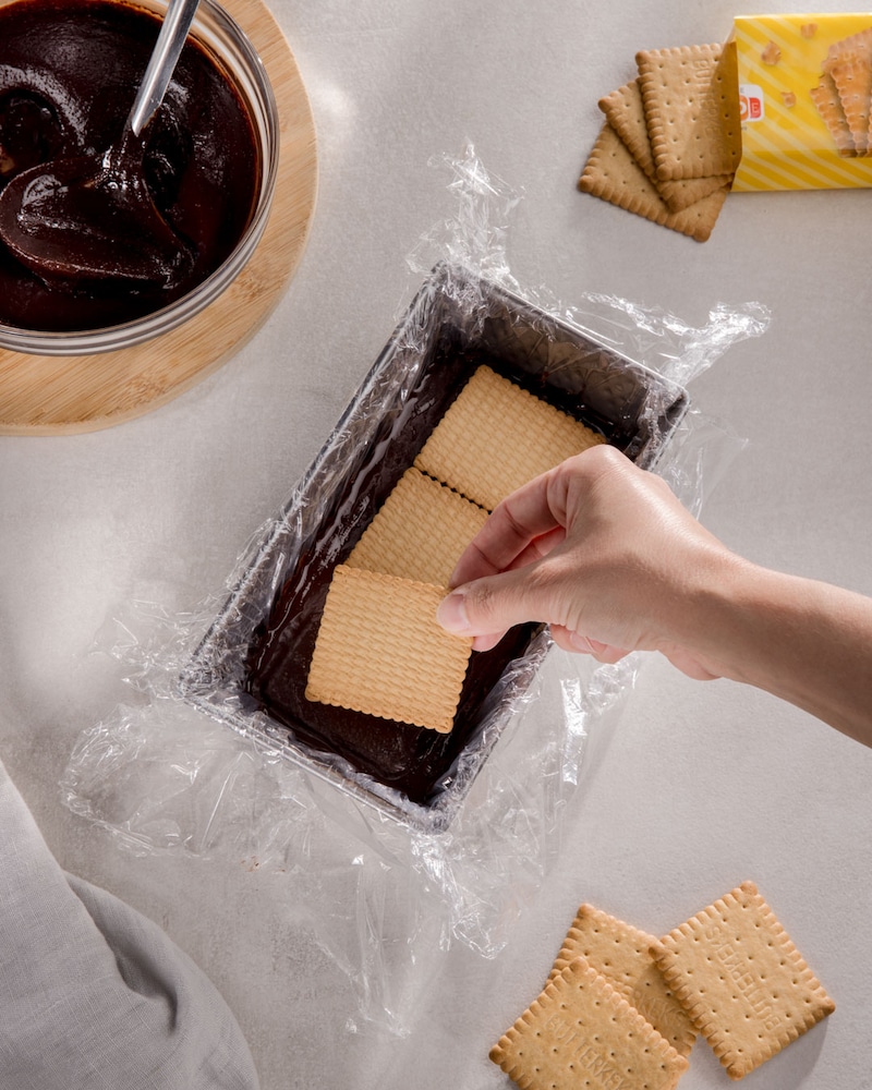 Diese Bild zeigt wie der Kuchen geschichtet wird.