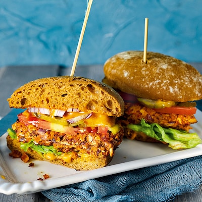 Dieses Bild zeigt den fertigen veganen Burger.