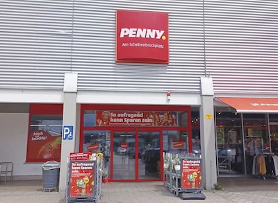 Sie sehen den Eingang vom Penny Markt in Eggenfelden, Schellenbruckplatz 7-13