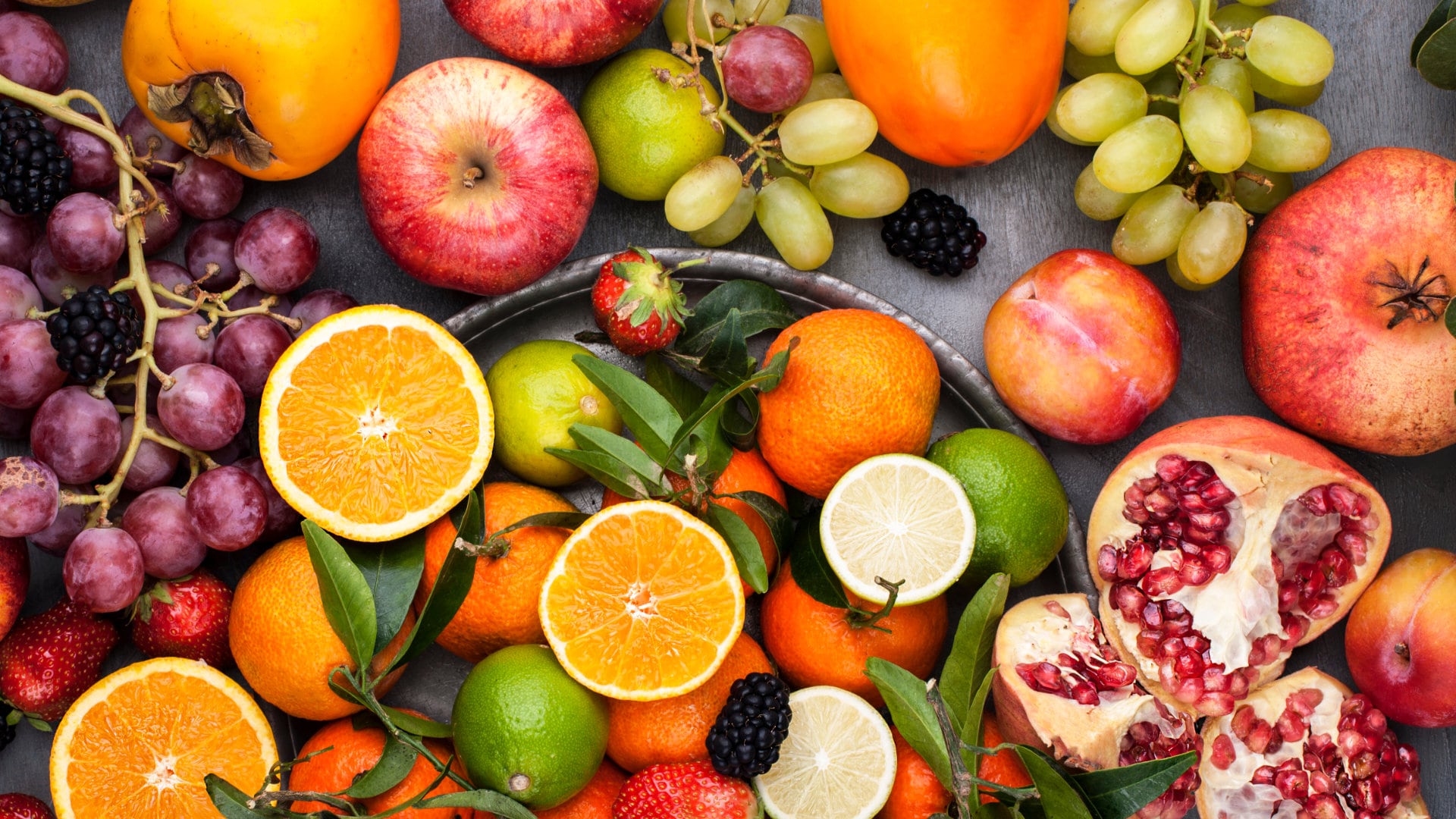 Buntes Obst vor grauem Hintergrund
