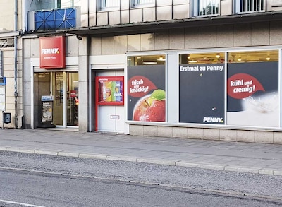 Sie sehen den Eingang vom Penny Markt in Muenchen/Milbertshofen-Am Hart Moosacher Str. 23
