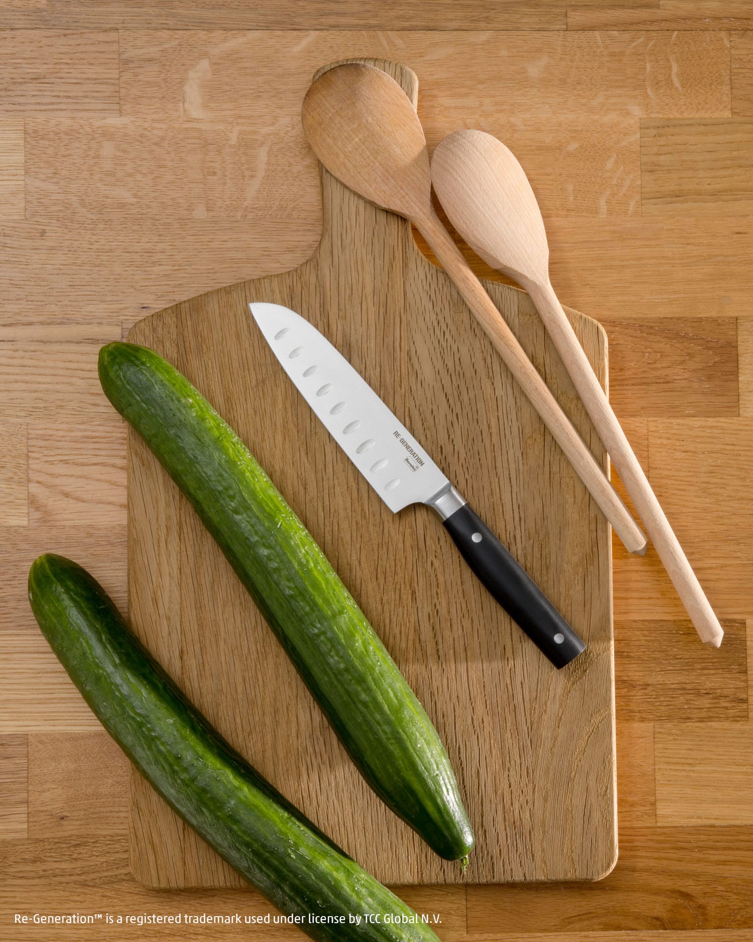 Dieses Bild zeigt wie eine Gurke geschnitten wird.