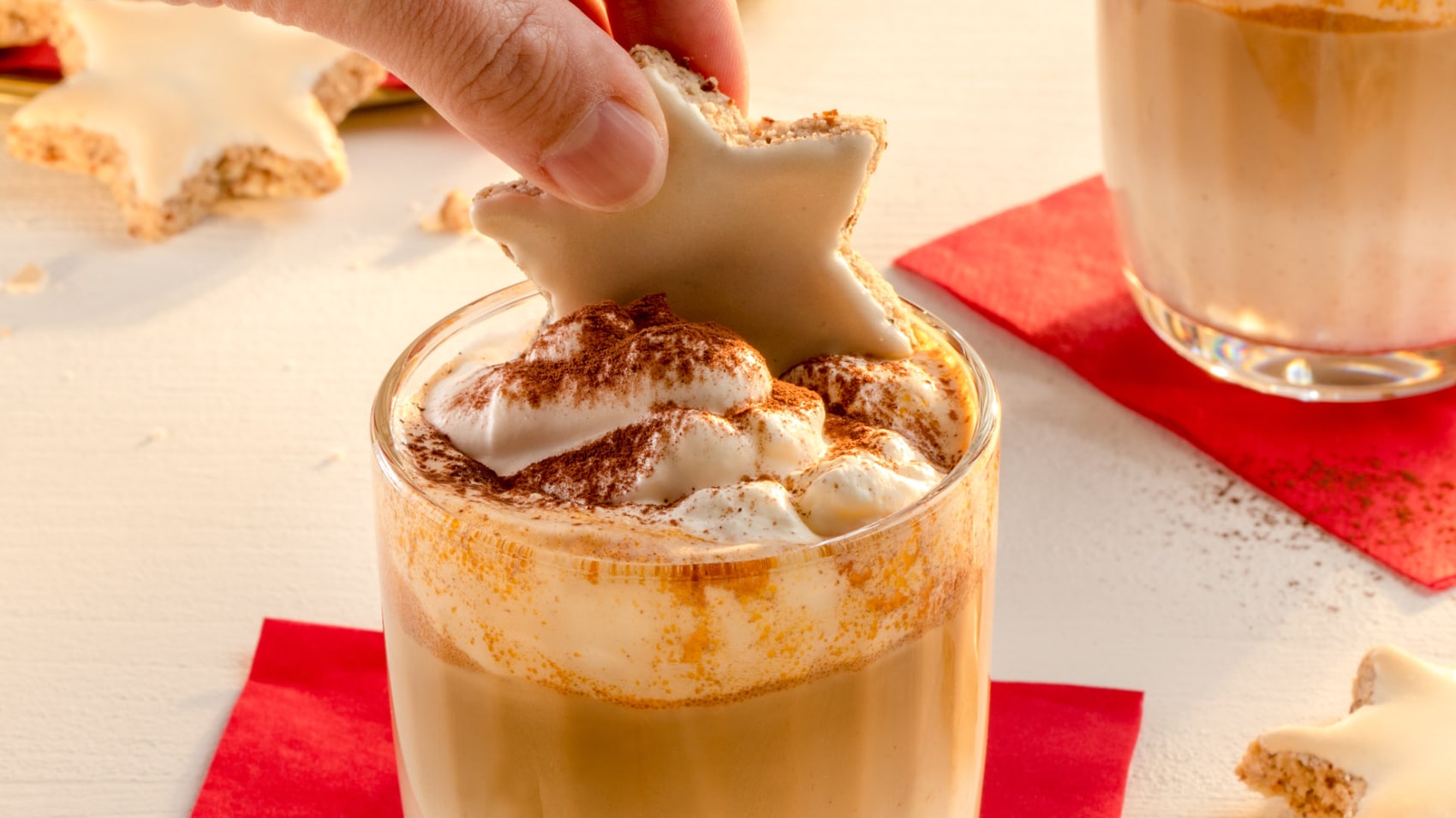 Eierlikör im Glas mit Plätzchen