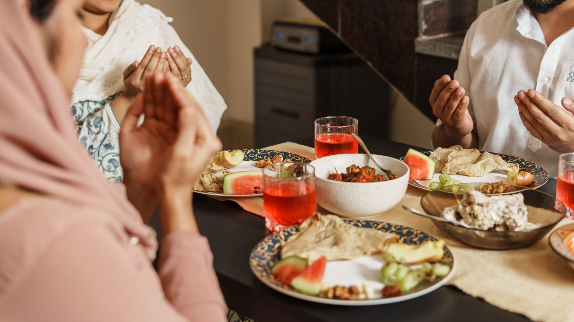 Menschen, die vor dem Essen beten