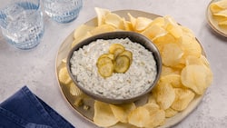 Dieses Bild zeigt den fertigen Dip mit Chips.