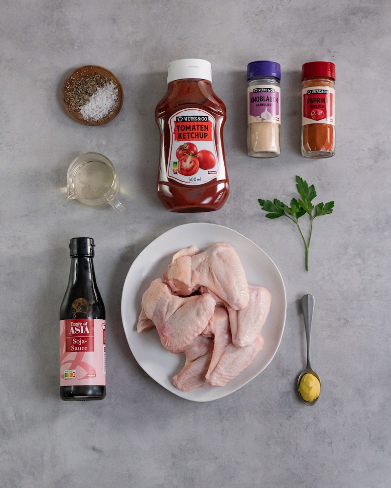 Dieses Bild zeigt die Zutaten für die Hähnchenflügel.