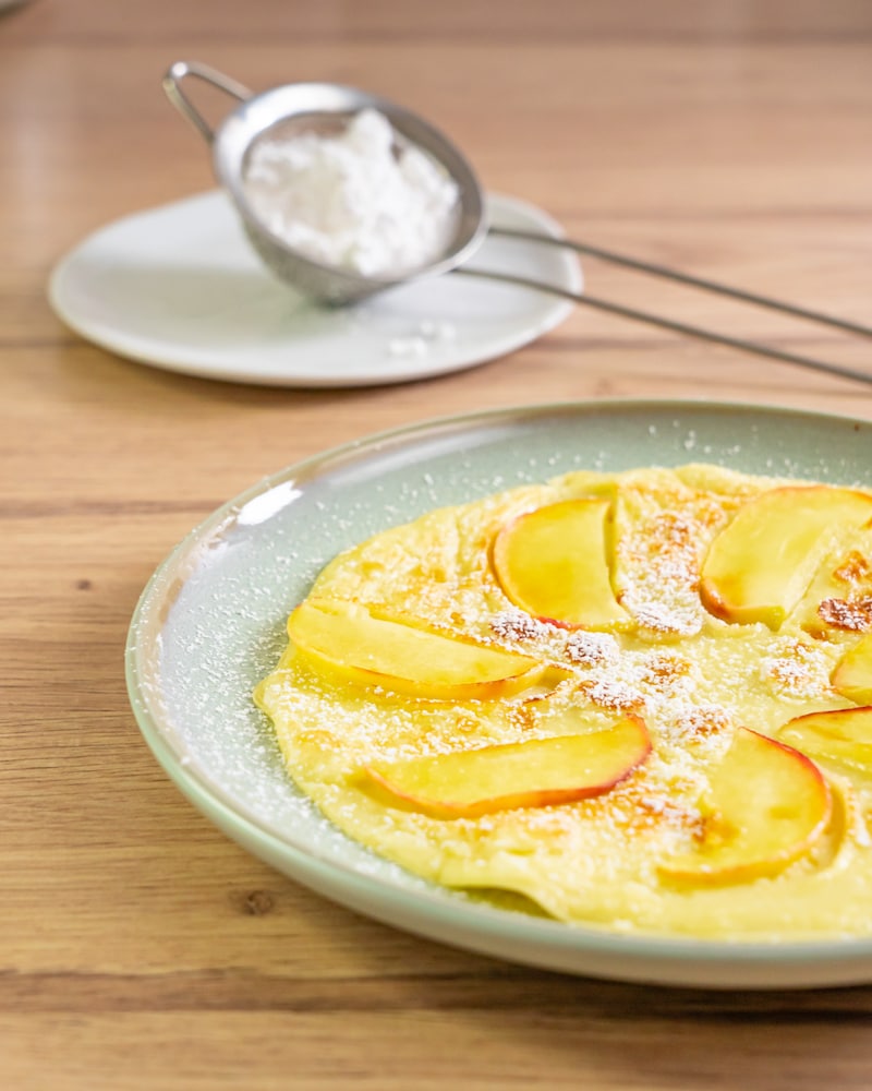 Dieses Bild zeigt wie Puderzucker über den Pfannkuchen gegeben wird.