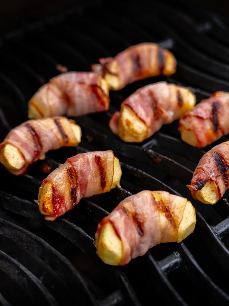 Dieses Bild zeigt die Äpfel auf dem Grill.