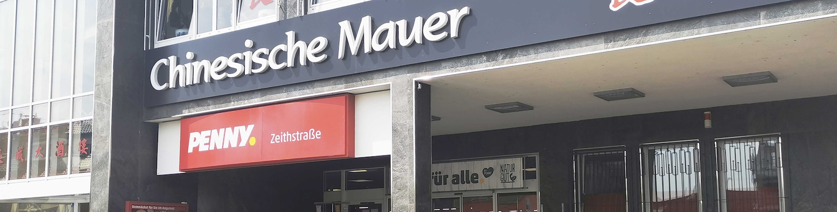 Sie sehen den Eingang vom Penny Markt in Siegburg Zeithstr. 83-87
