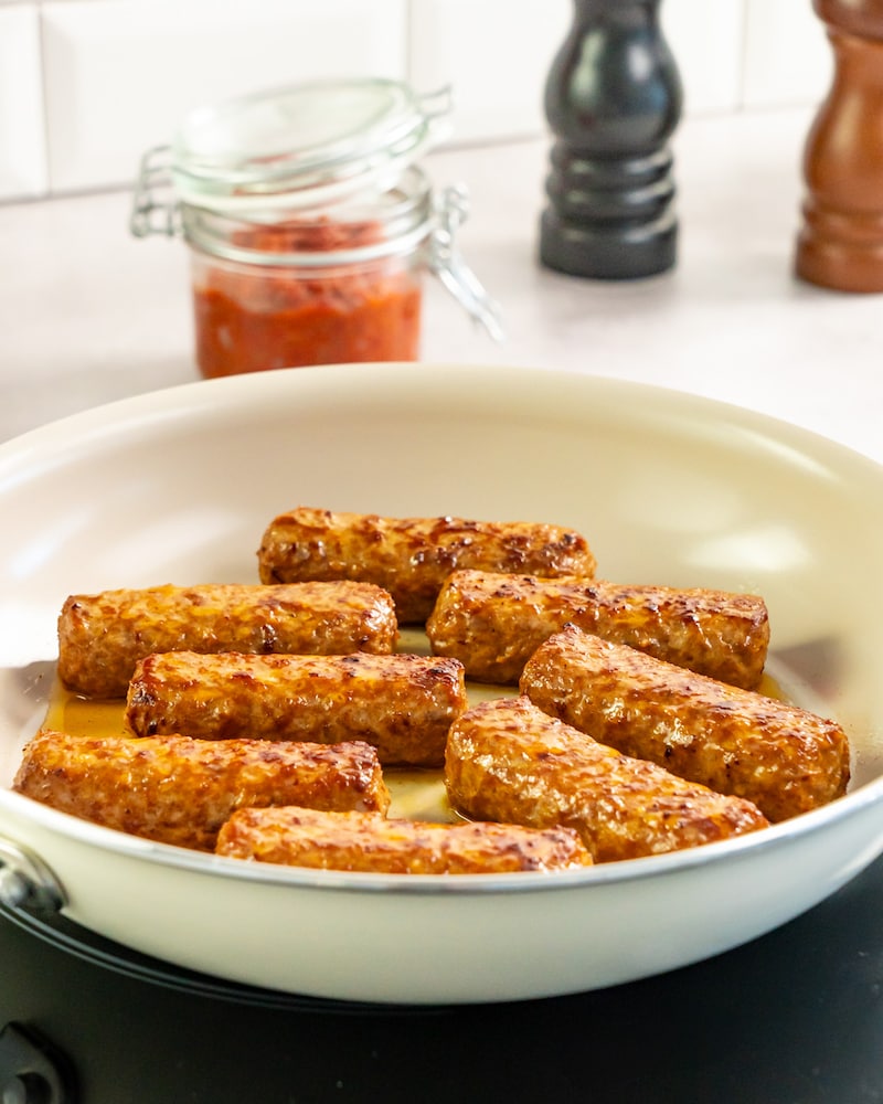 Dieses Bild zeigt wie die Cevapcici angebraten werden.