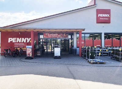 Sie sehen den Eingang vom Penny Markt in Ainring Am Schmidinger Weiher 1