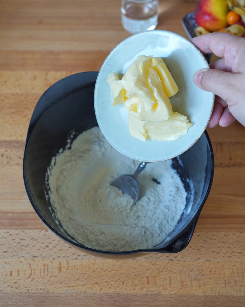 Dieses Bild zeigt das Hinzufügen von Butter.