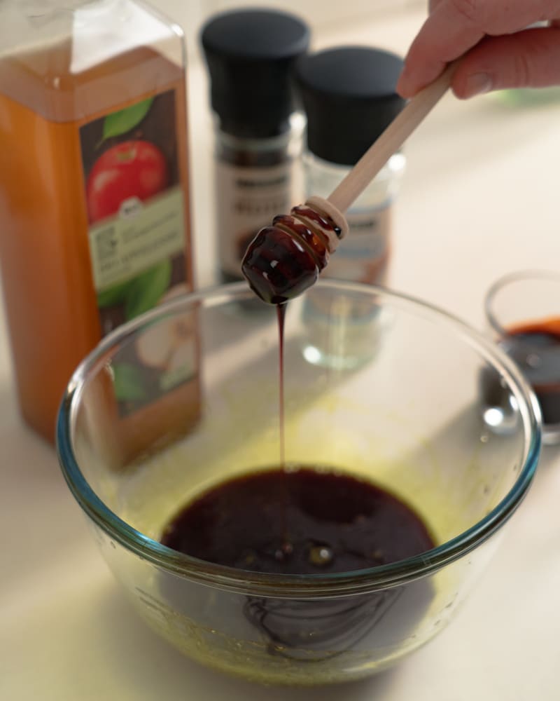 Auf diesem Bild siehst du wie Honig zum Balsamico gegeben wird.