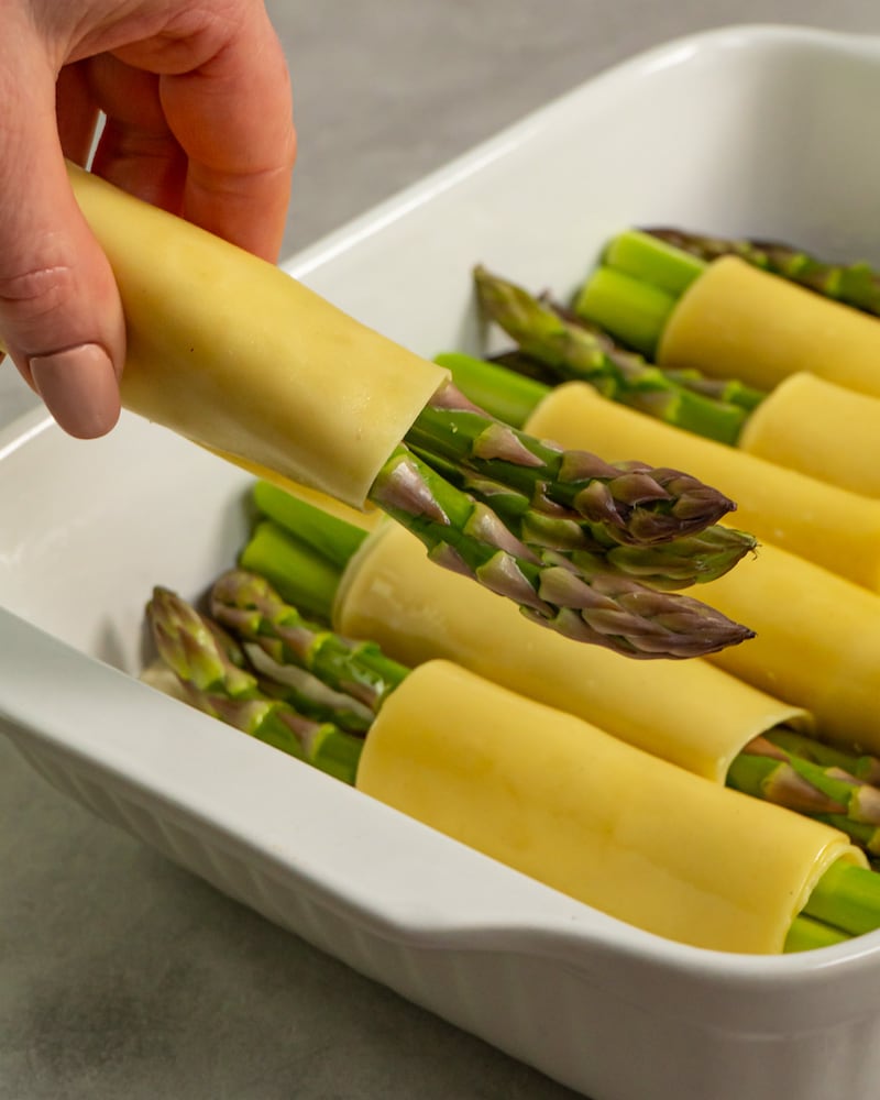 Dieses Bild zeigt die eingerollten Spargel in den Lasagneblätter.