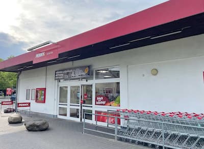 Sie sehen den Eingang vom Penny Markt in Neustadt an der Orla, Ludwig-Jahn-Strasse 2