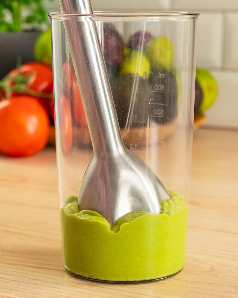 Dieses Bild zeigt wie die Avocado püriert wird.