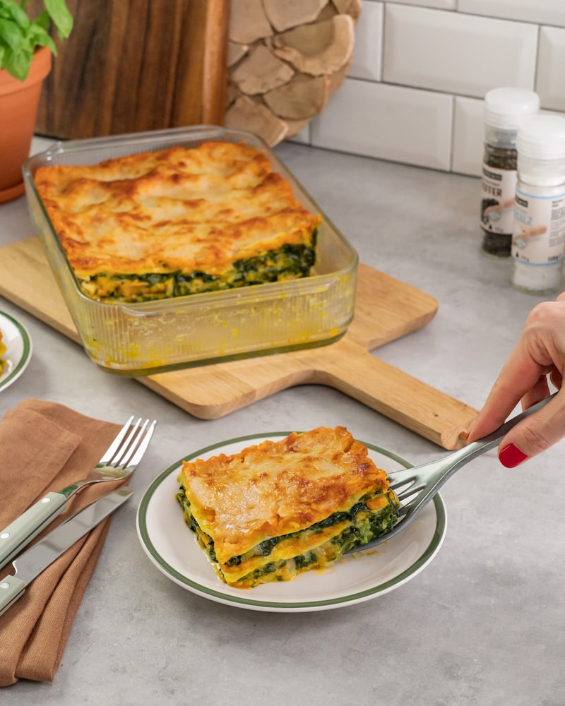 Dieses Bild zeigt wie die Lasagne angerichtet wird.