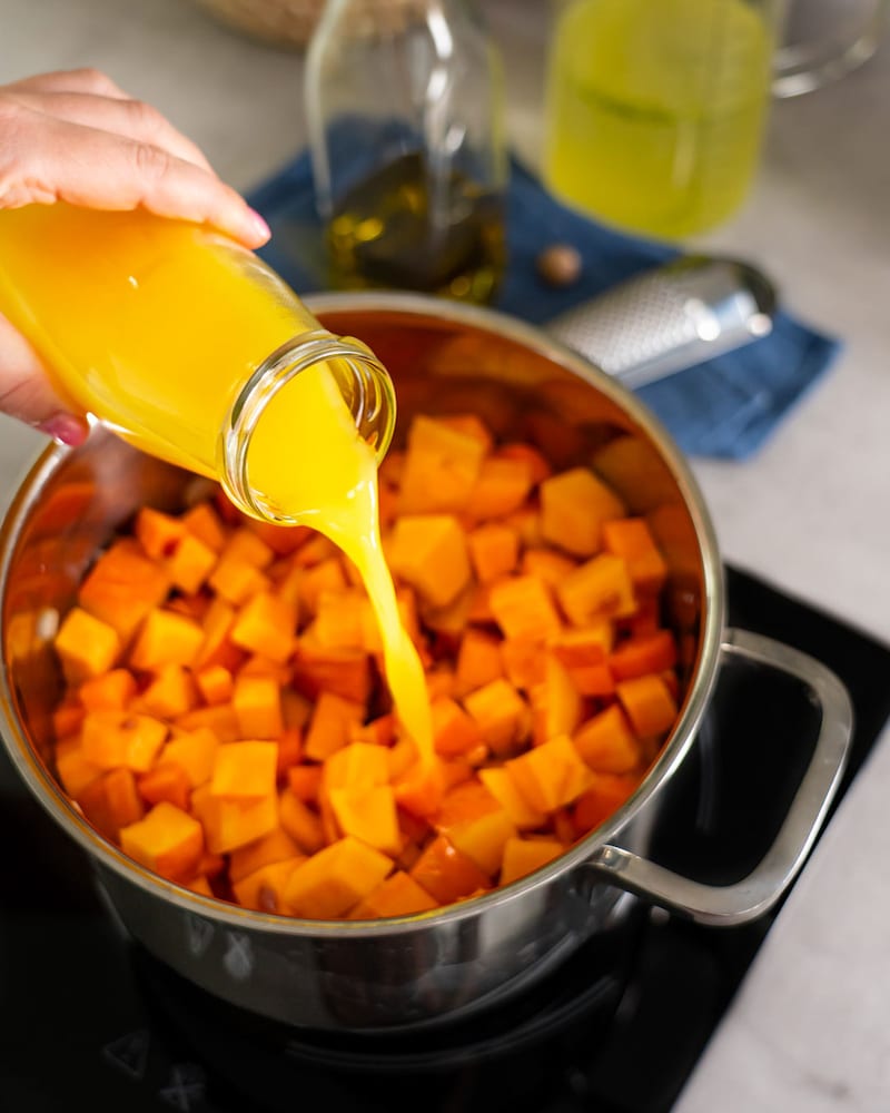 Dieses Bild zeigt wie der Orangensaft hinzugegeben wird.