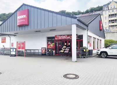 Sie sehen den Eingang vom Penny Markt in Neustadtring 4