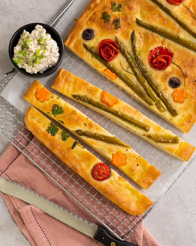 Blumenwiese-Focaccia mit Hirtencreme