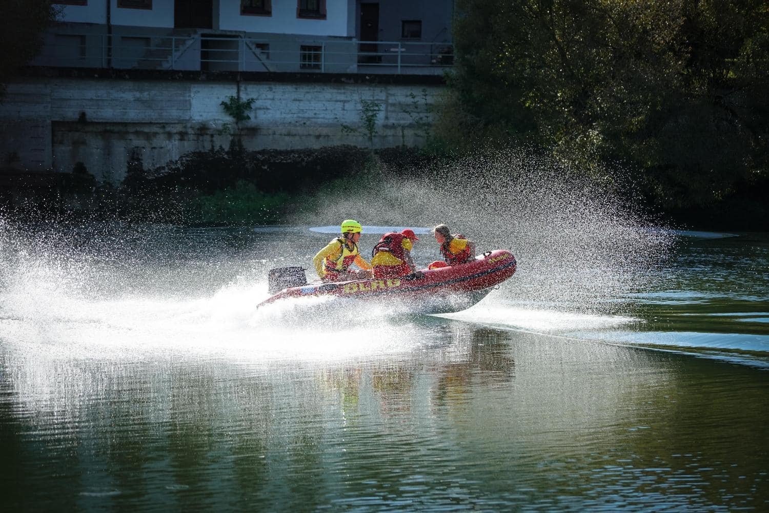 Vereinsmitglieder auf einer Schlauchbootsfahrt