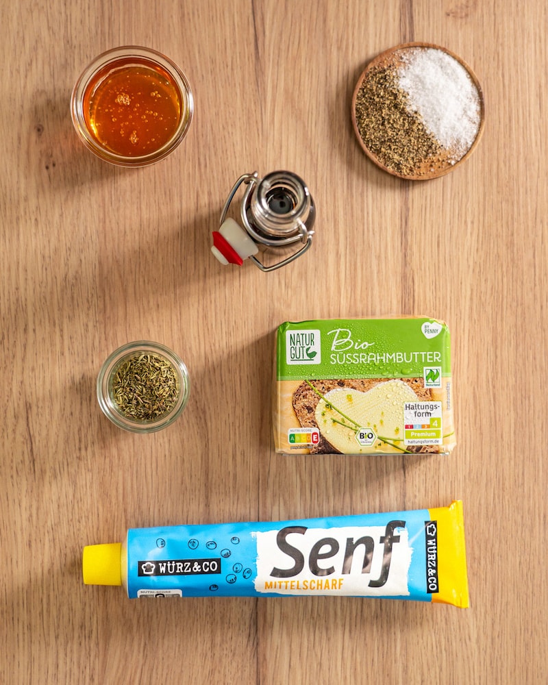 Dieses Bild zeigt die Zutaten für die Honig-Senf-Butter.
