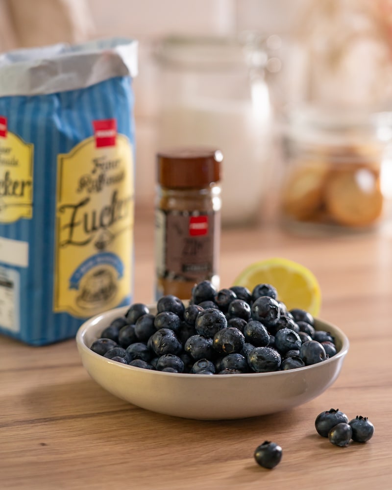 Zimtschnecken-Kuchen mit Blaubeersauce