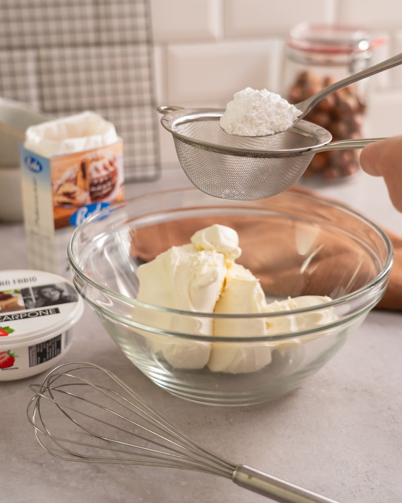 Dieses Bild zeigt wie Mascarpone dazugegeben wird.