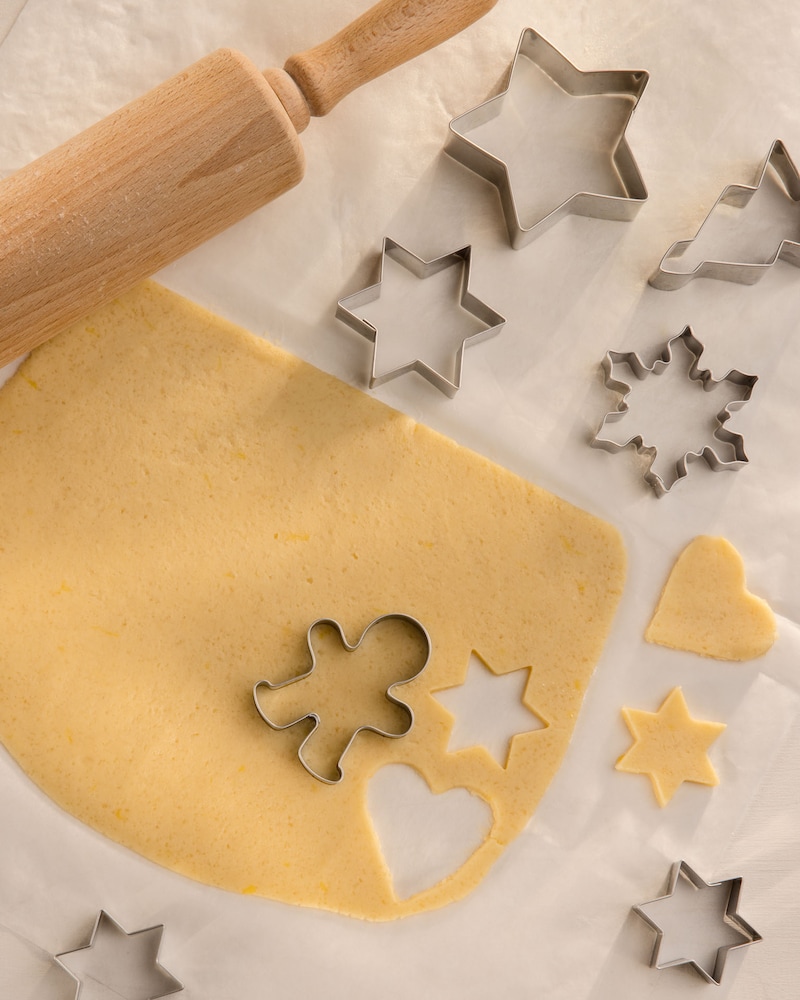 Dieses Bild zeigt wie die Ausstechplätzchen ausgestochen werden.