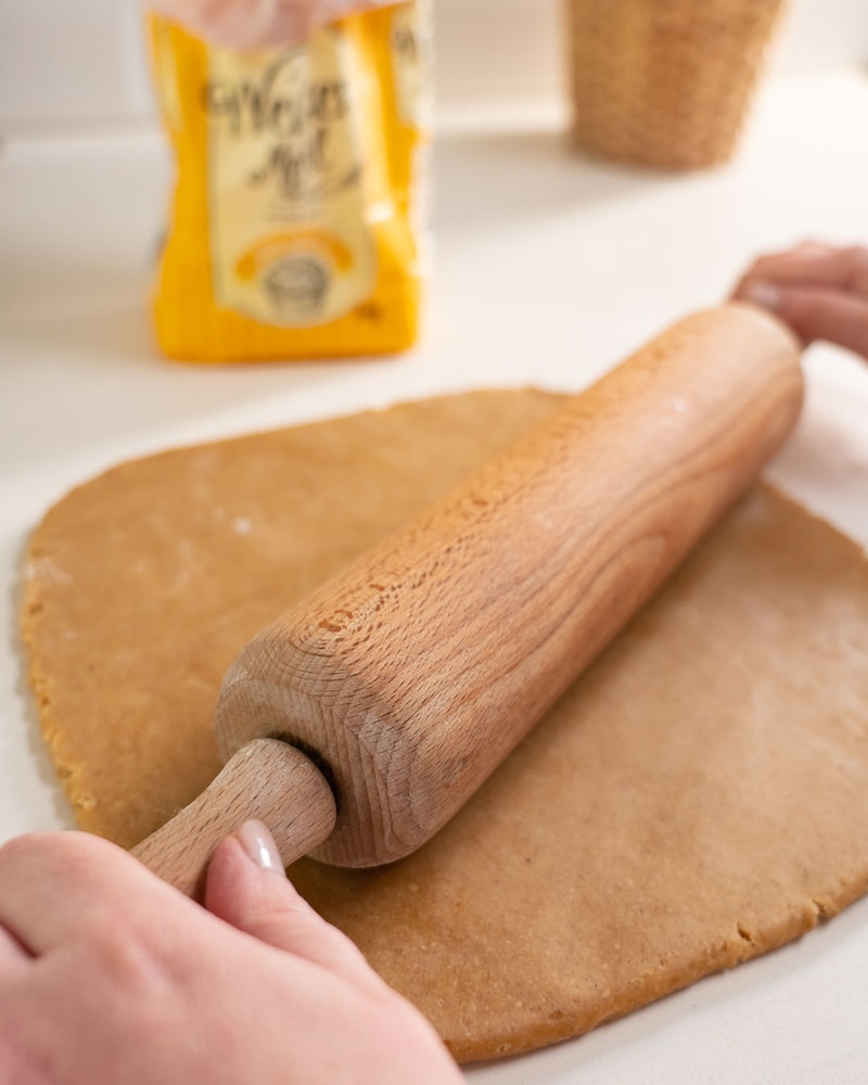Dieses Bild zeigt wie der Lebkuchenteig ausgerollt wird.