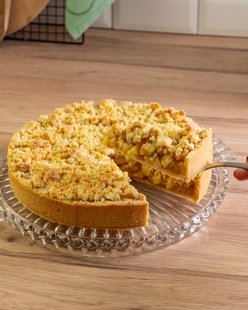 Dieses Bild zeigt den fertigen Apfel-Streuselkuchen.