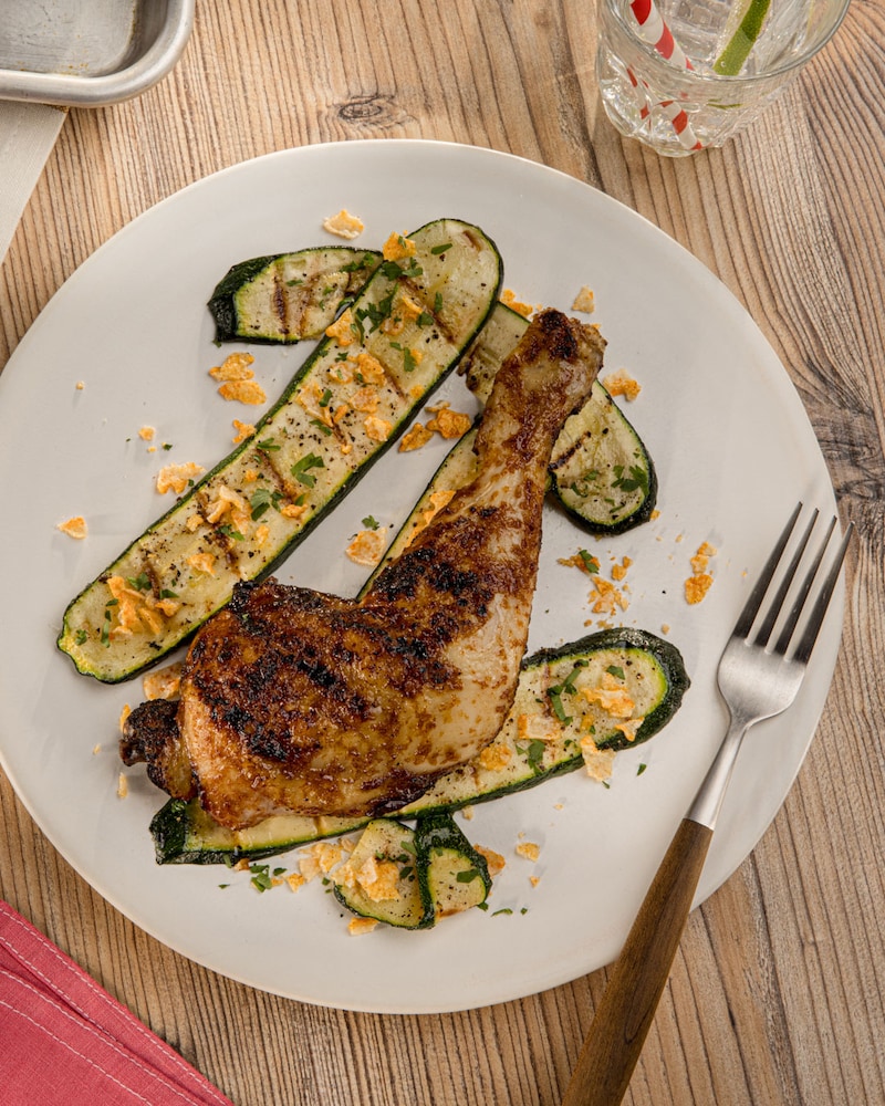 Dieses Bild zeigt die fertigen Hähnchenkeulen vom Grill.