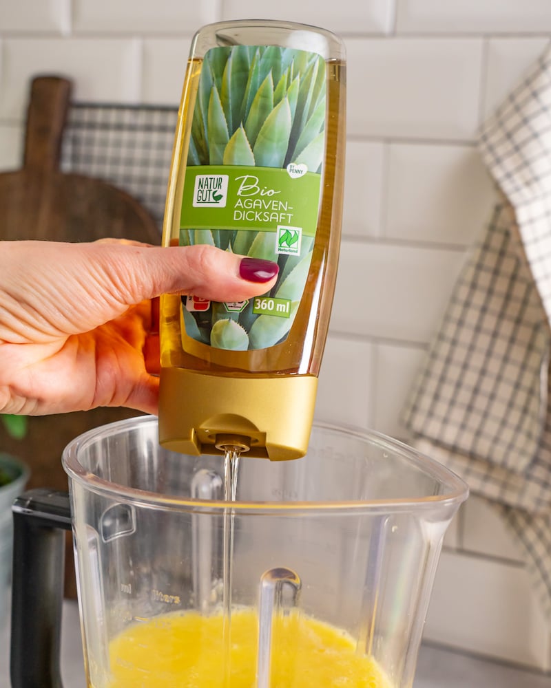 Dieses Bild zeigt wie der Agavendicksaft hinzugegeben wird.