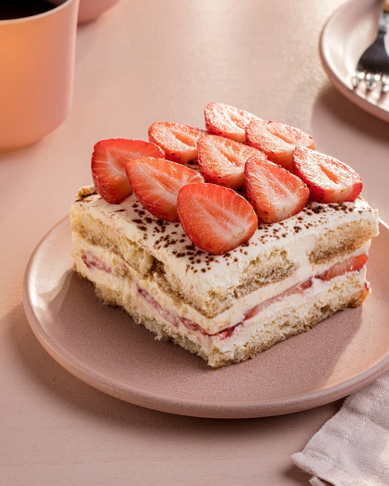 Das Bild zeigt ein fertiges Stück Tiramisu.