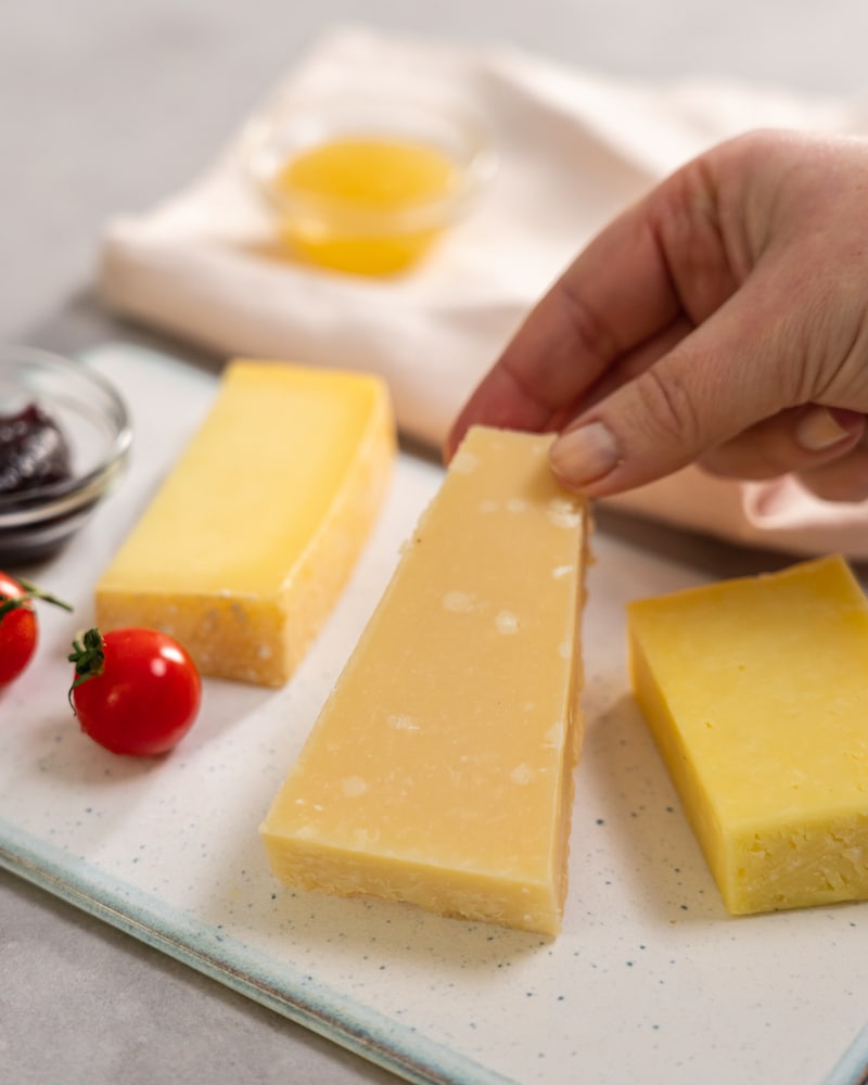 Gefüllte Brioche zu Spargelsalat und französischer Käseplatte